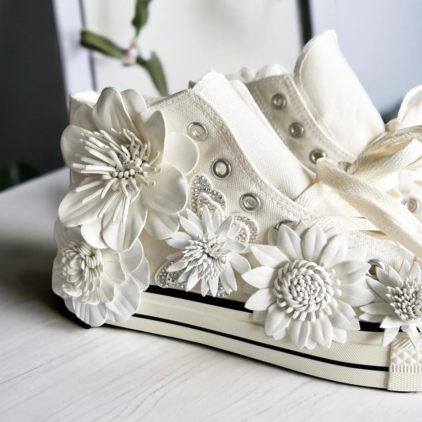 Flower High-Top Canvas Shoes White NWT - Size 41 (US Size 10)