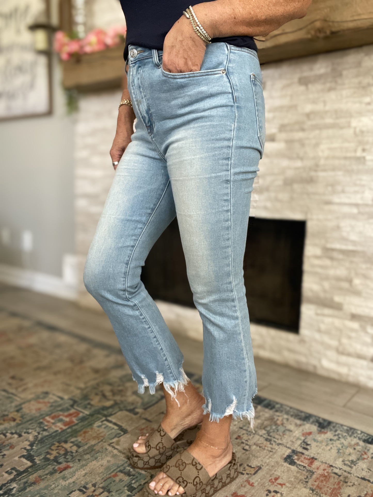 Risen Light Wash Frayed Hem Crop Jeans - Size 7/28